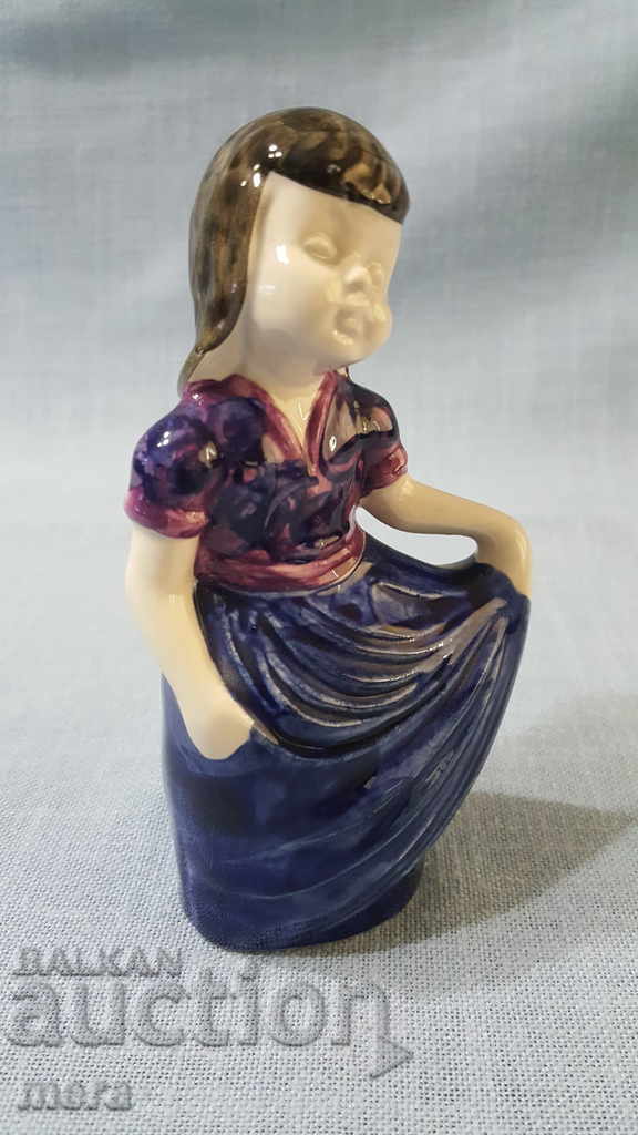 Porcelain figure- Desing: B.Yohansson with price 30.00 BGN | € 15.34 Porcelain figure- Desing: B.Yohansson with price 30.00 BGN | € 15.34