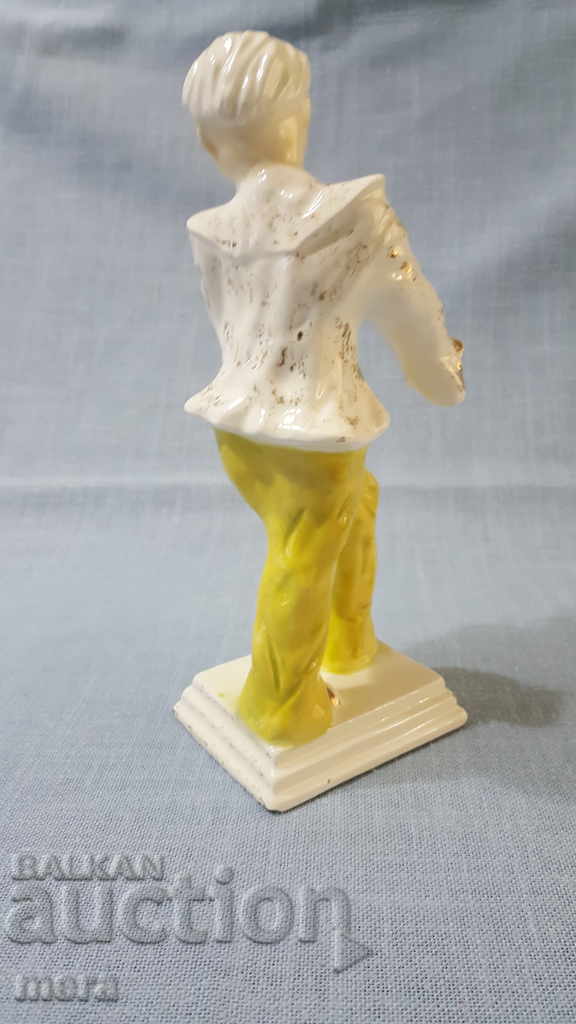 Delivery of Large figure of fine porcelain