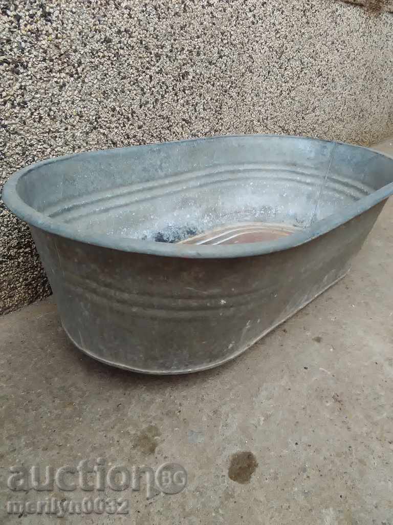 Auction  Old galvanized trough, household dish basin