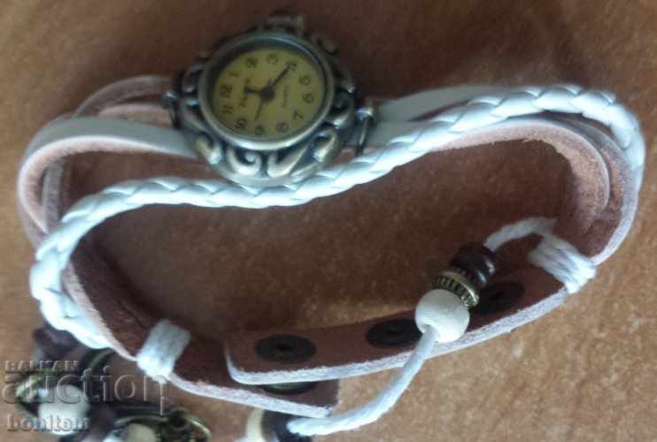 Ceas dama cu curea din piele cu preț 8.00 BGN | € 4.09 Ceas dama cu curea din piele cu preț 8.00 BGN | € 4.09