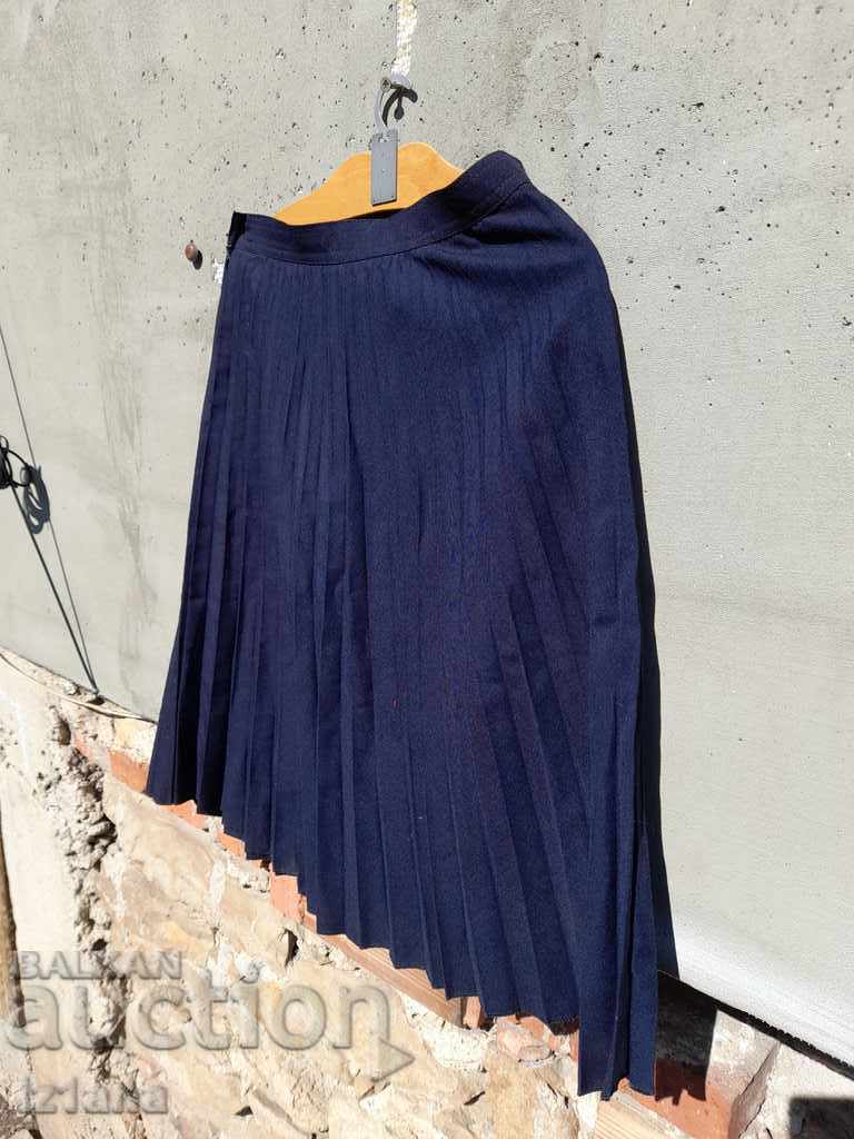 Auction Old pleated skirt Auction Old pleated skirt