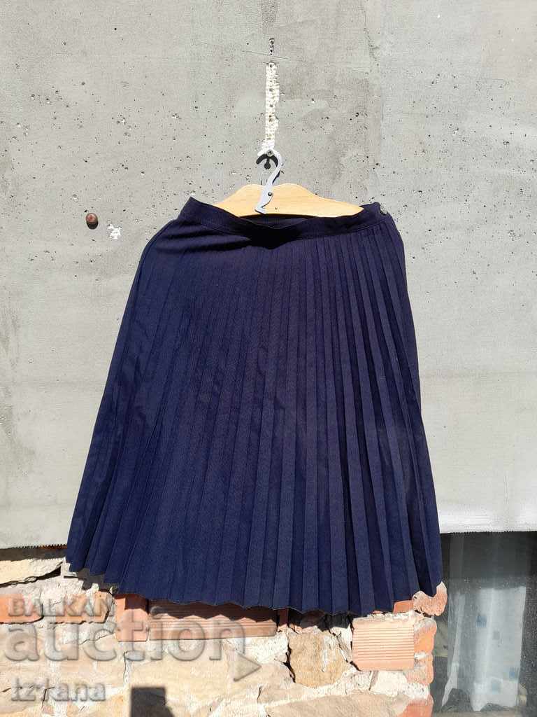 Delivery of Old pleated skirt Delivery of Old pleated skirt