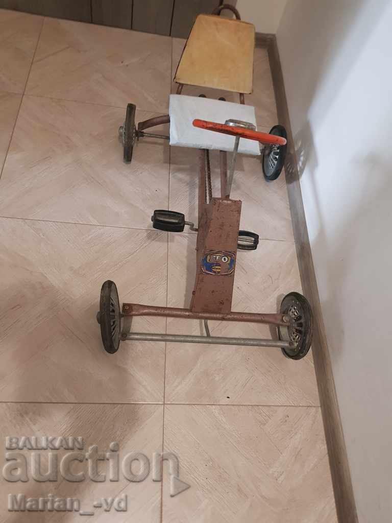 Cărucior vechi retro social cu pedale cu preț 130.00 BGN | € 66.47 Cărucior vechi retro social cu pedale cu preț 130.00 BGN | € 66.47