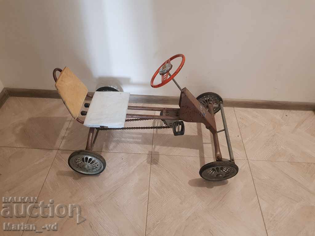 Cărucior vechi retro social cu pedale Cărucior vechi retro social cu pedale