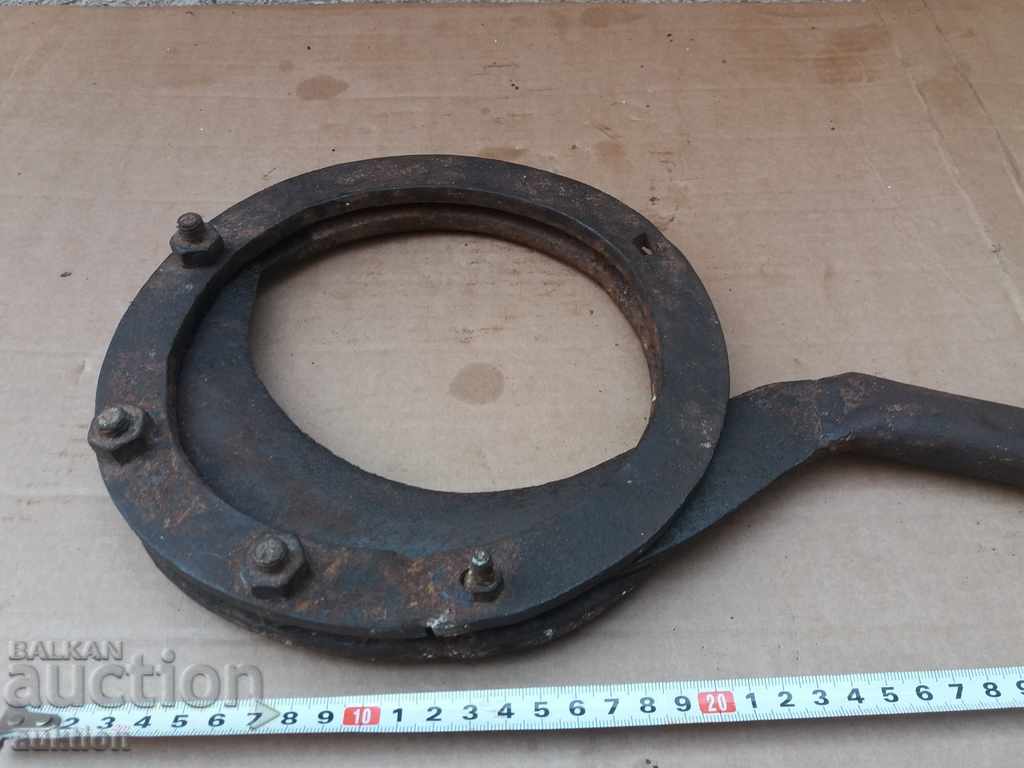 Delivery of OLD REVIVAL WORKING GUILOTINE Delivery of OLD REVIVAL WORKING GUILOTINE