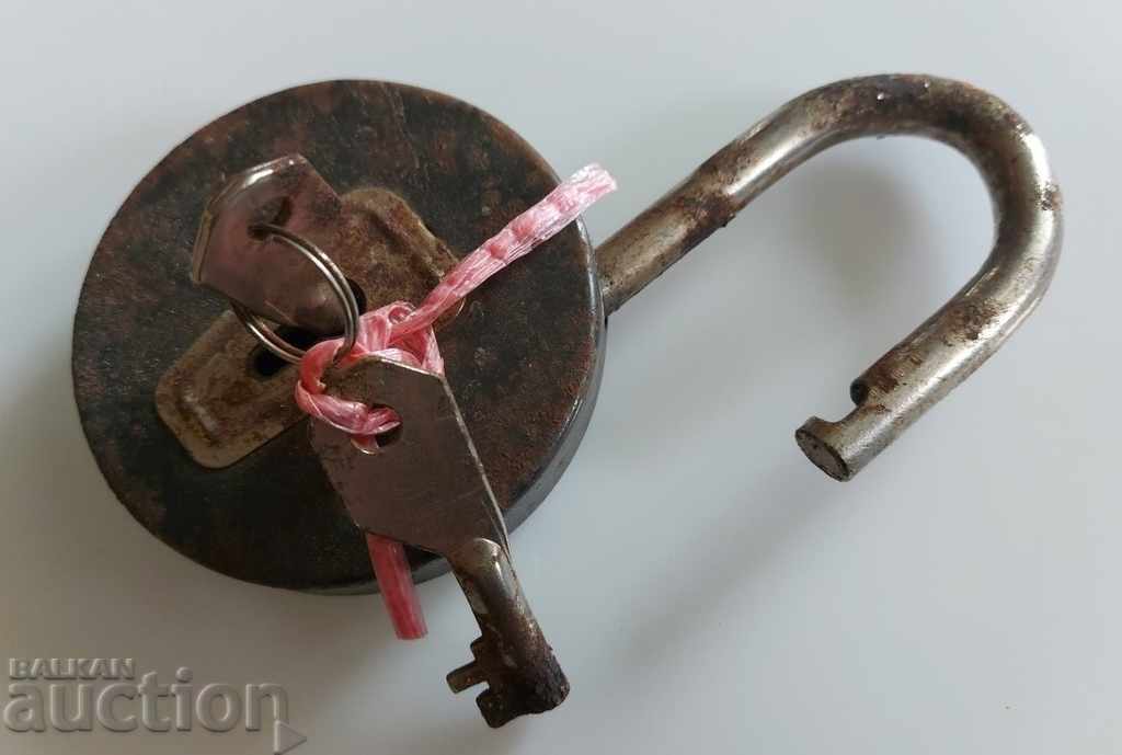 OLD LARGE AUTOMATIC LOCKED WORKING BUCKET LOCK WITH KEY with price 25.00 BGN | € 12.78