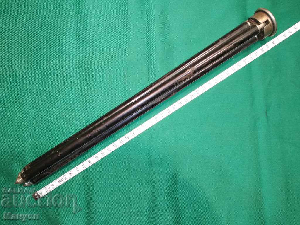 Auction I am selling an old camera tripod. Auction I am selling an old camera tripod.