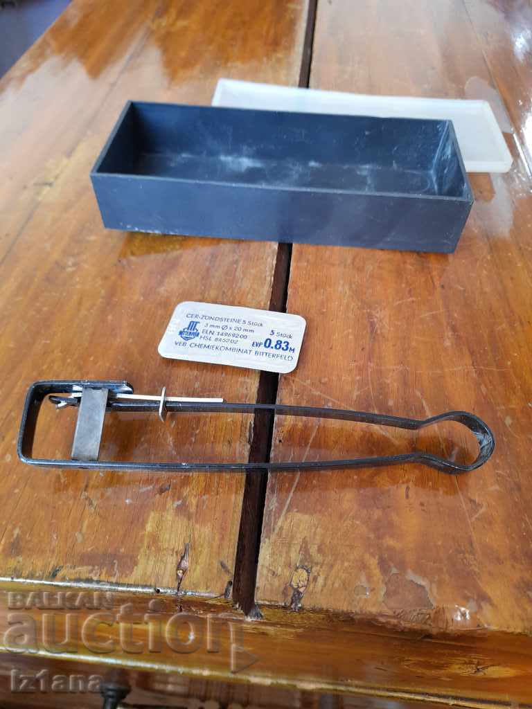 Licitație Brichetă veche cu sobă mecanică Licitație Brichetă veche cu sobă mecanică