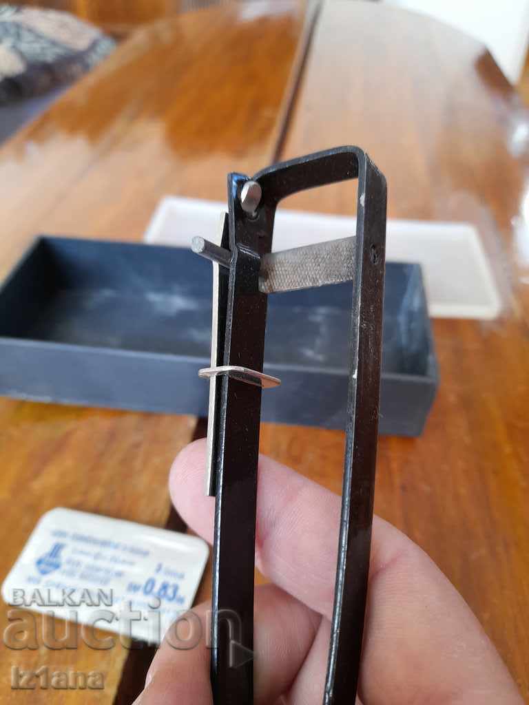 Livrarea Brichetă veche cu sobă mecanică Livrarea Brichetă veche cu sobă mecanică