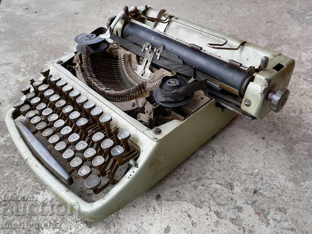 Old typewriter with price 59.00 BGN | € 30.17 Old typewriter with price 59.00 BGN | € 30.17