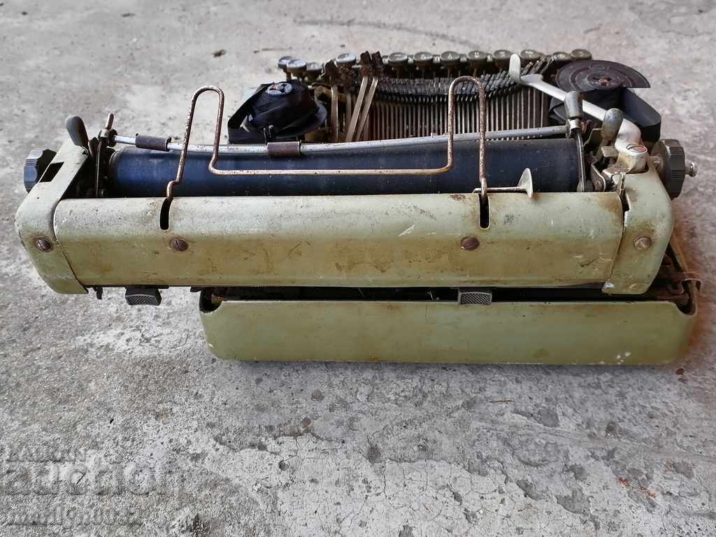 Delivery of Old typewriter Delivery of Old typewriter