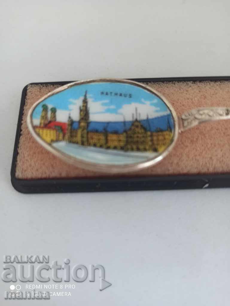 Auction Beautiful silver marked spoon in a Munich box Auction Beautiful silver marked spoon in a Munich box