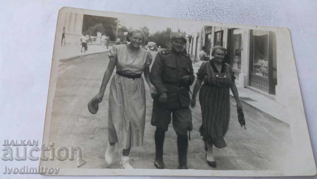 Снимка Херцеговина Офицер с две жени на разходка 1937