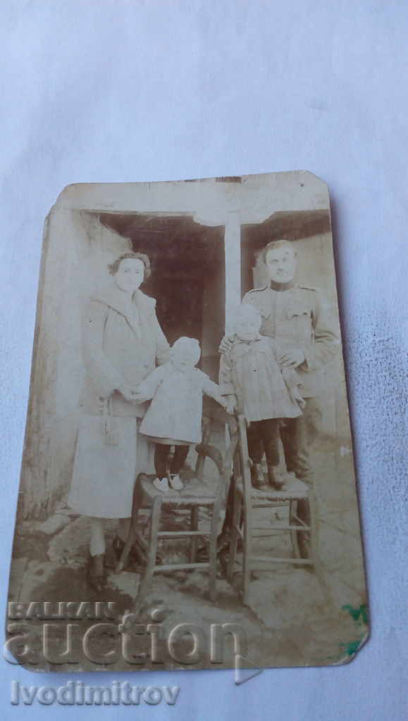 Foto ofițer sârb cu familia sa 1926