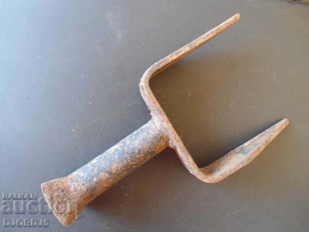 An old anvil with price 7.00 BGN | € 3.58 An old anvil with price 7.00 BGN | € 3.58