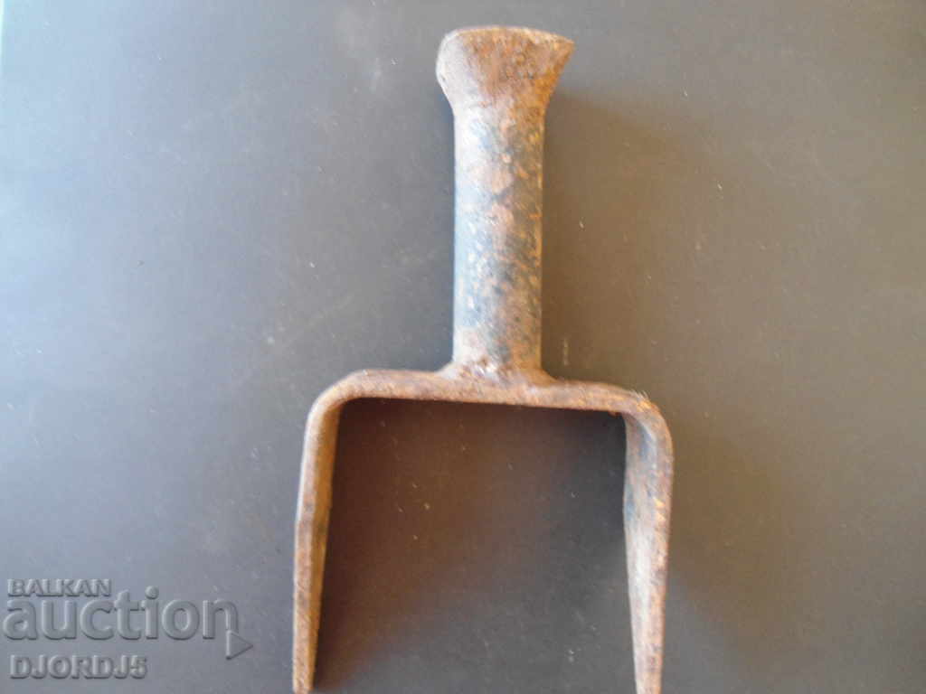 Auction An old anvil Auction An old anvil