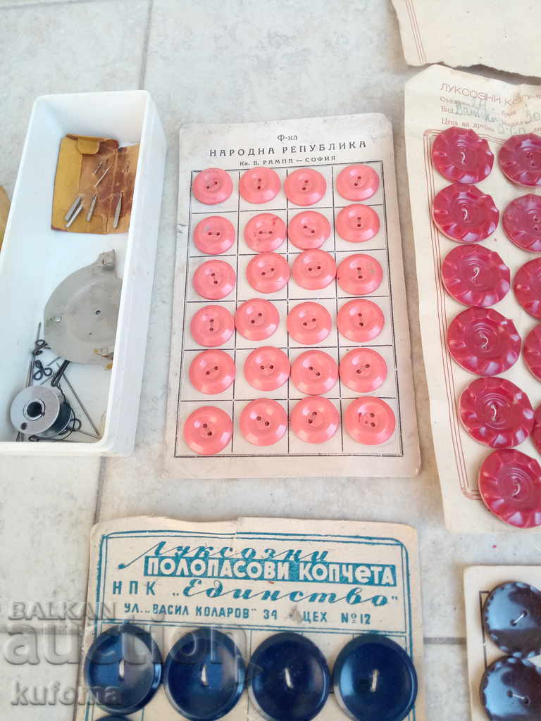 Old clothes buttons and sewing machine needles - 5