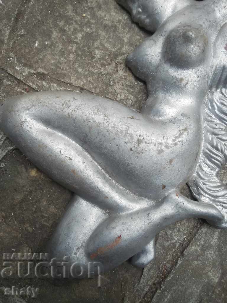 Delivery of Old aluminum sculpture. Delivery of Old aluminum sculpture.