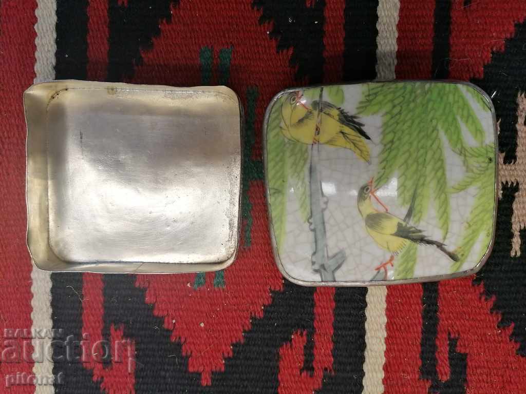 Δημοπρασία Αντικέ κουτί από μέταλλο και πορσελάνη