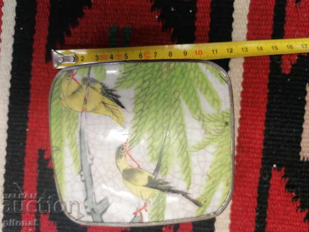 Παράδοση Αντικέ κουτί από μέταλλο και πορσελάνη