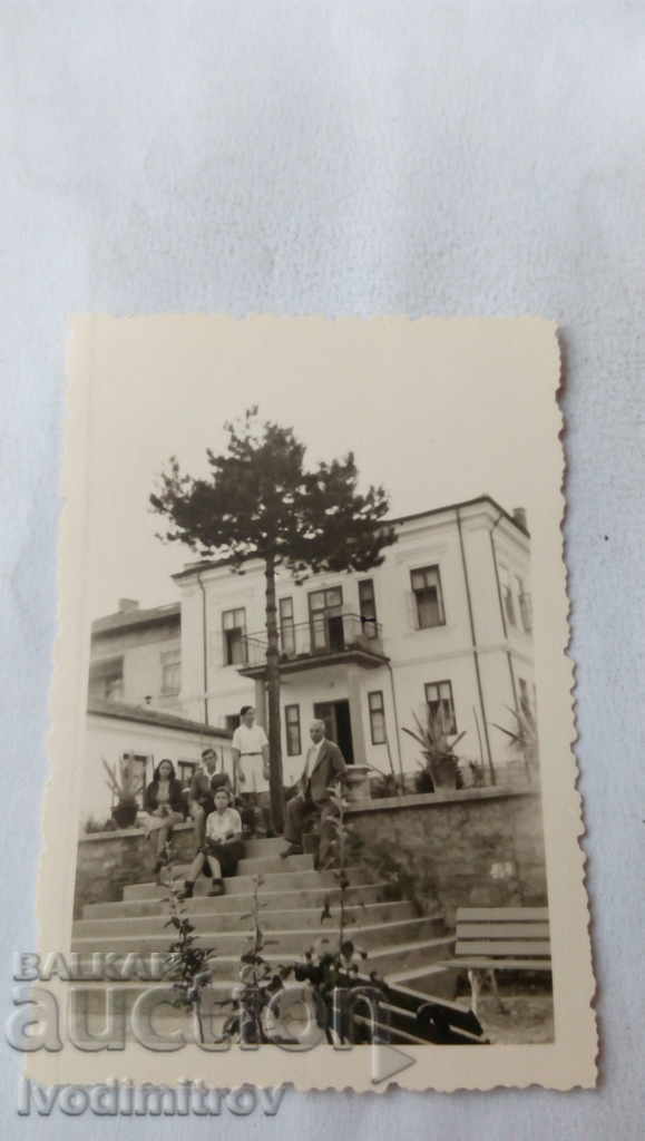 Photo Veliko Tarnovo Sechestvo in front of a two-storey house