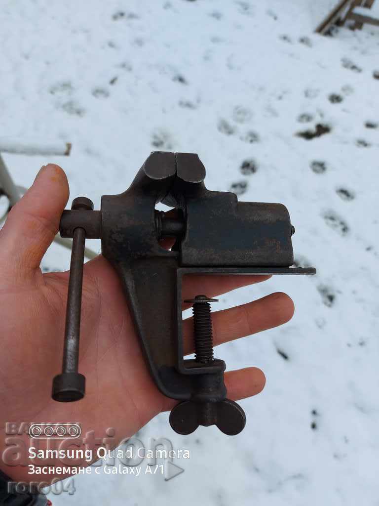 menghină