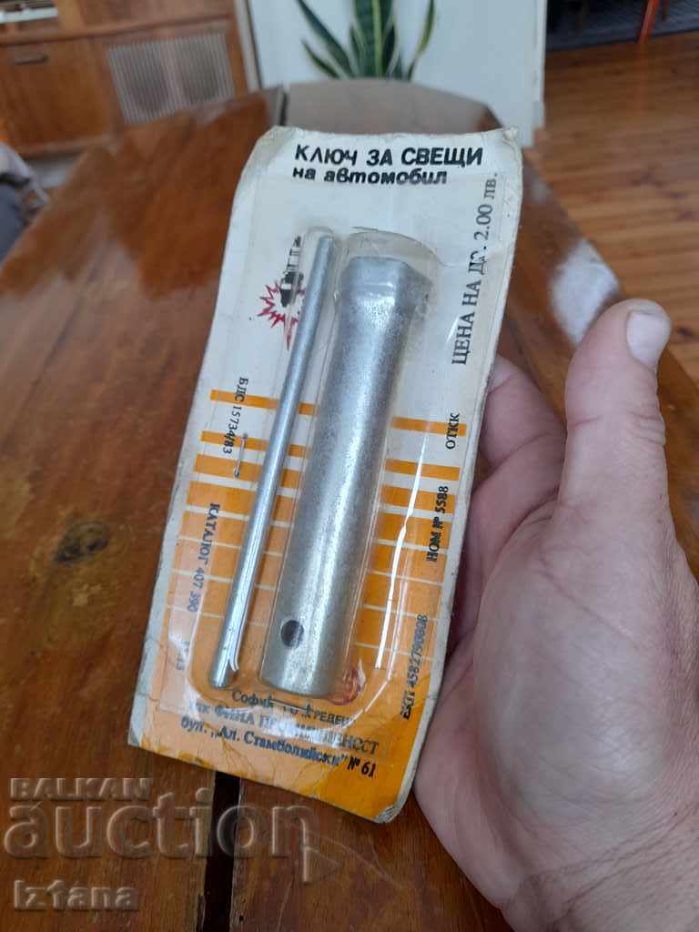 Old key for car spark plugs with price 20.00 BGN | € 10.23