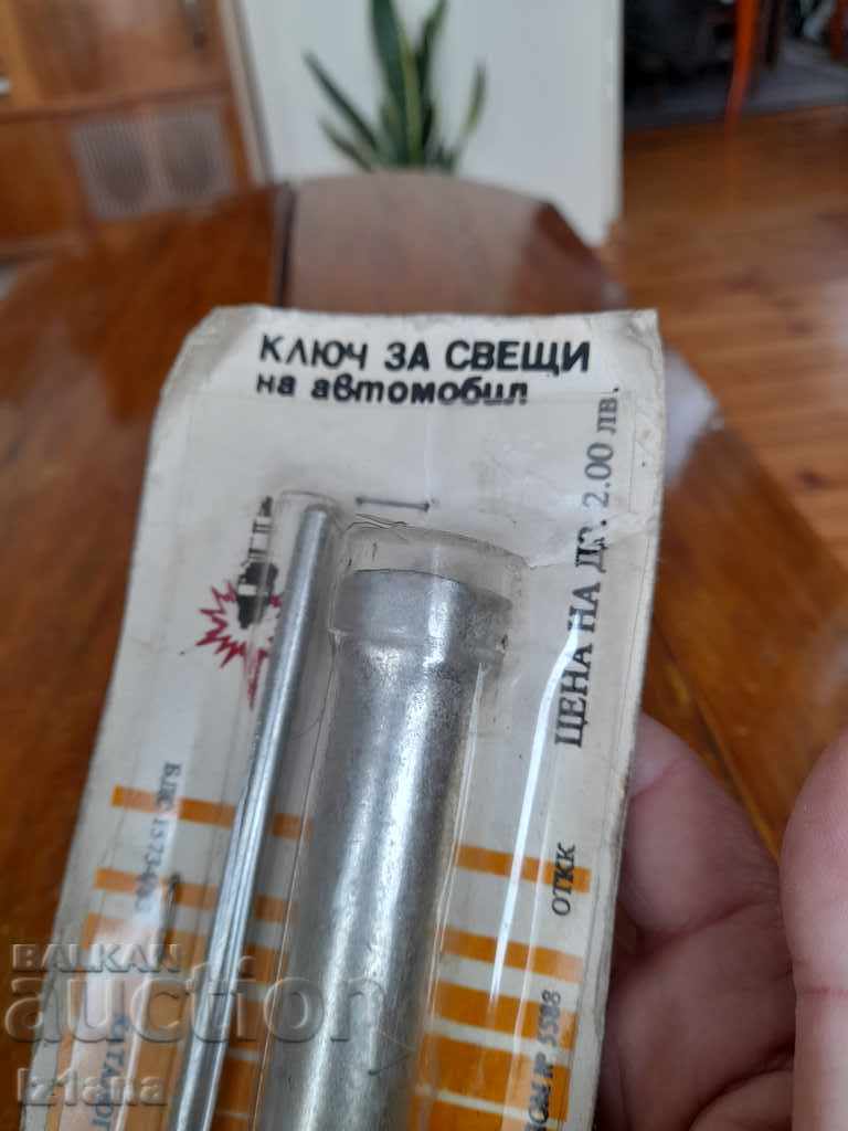 Auction  Old key for car spark plugs