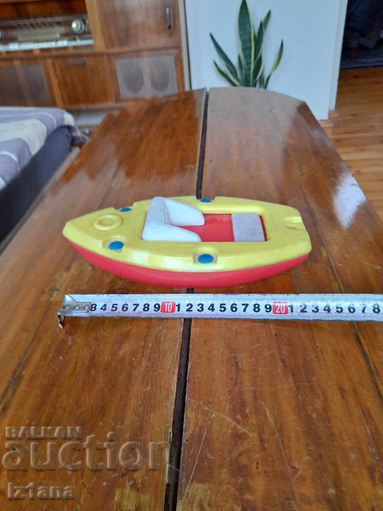 Auction  An old toy boat, a boat