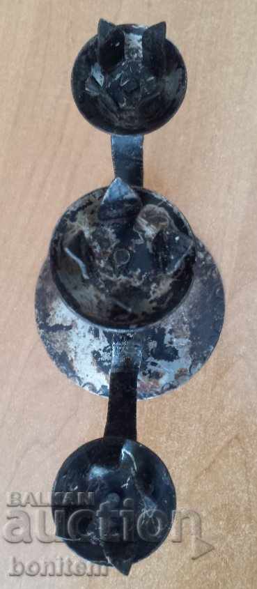 Παλαιό κηροπήγιο επεξεργασμένου σιδήρου με τιμή 9.00 BGN | € 4.60