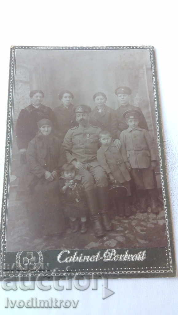 Снимка Офицер с орден за Военна заслуга със семейството си