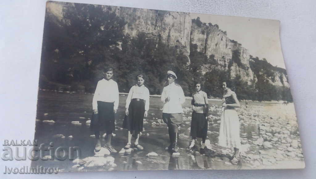 Ofițer foto cu patru tinere pe râu 1932