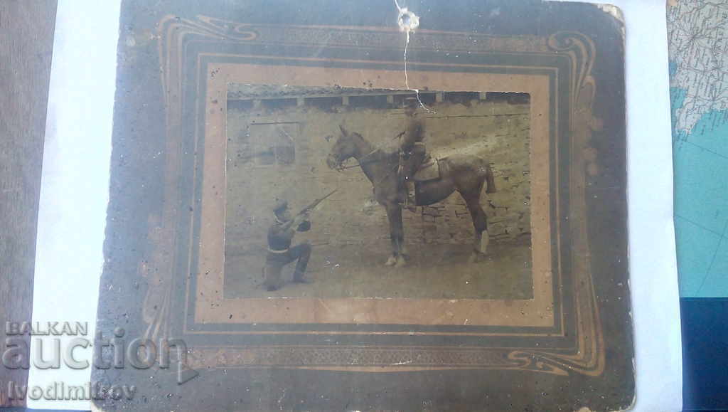 Fotografia unui soldat pe un cal de carton