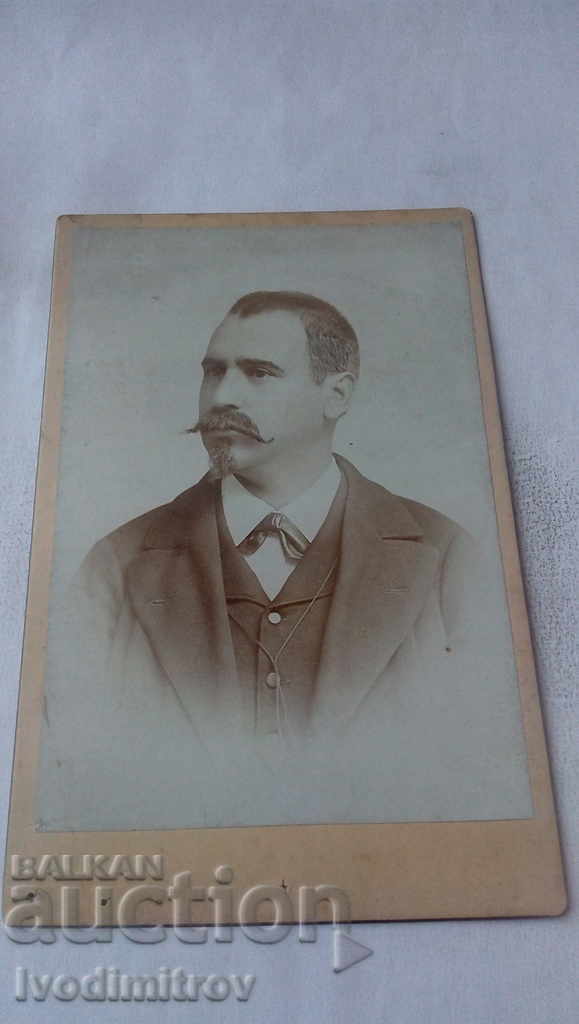 Fotografie Bărbat elegant îmbrăcat cu mustață 1896 Carton