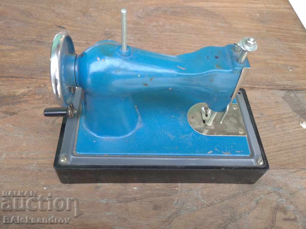 Metal children's sewing machine with price 25.00 BGN | € 12.78