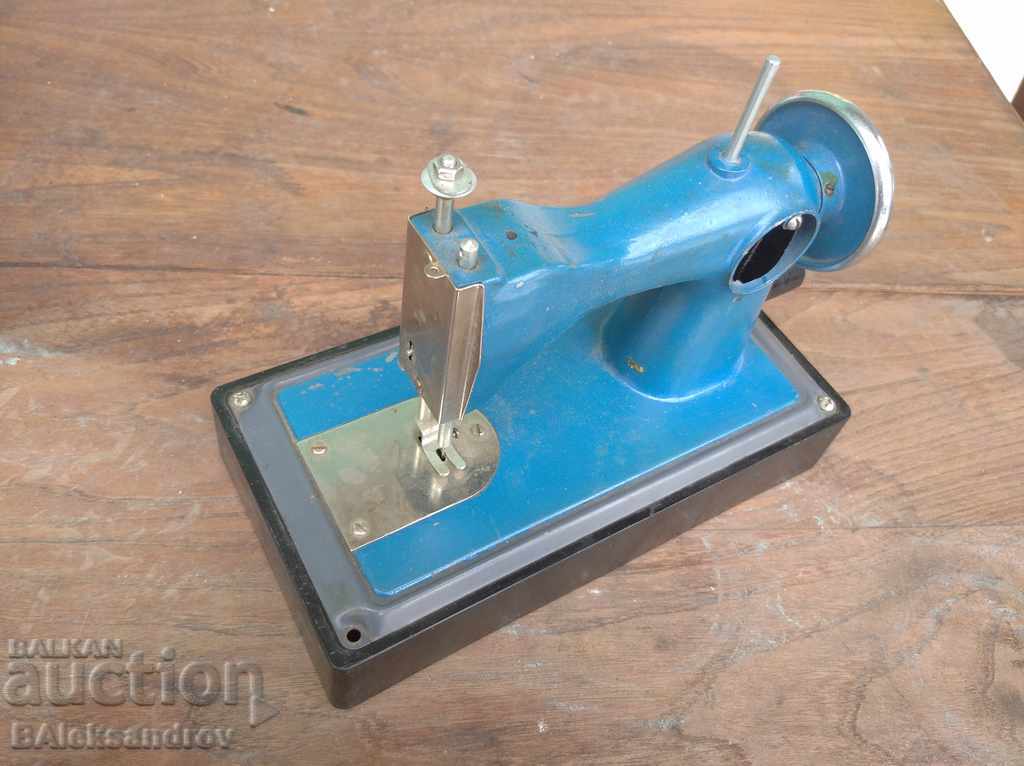 Auction  Metal children's sewing machine