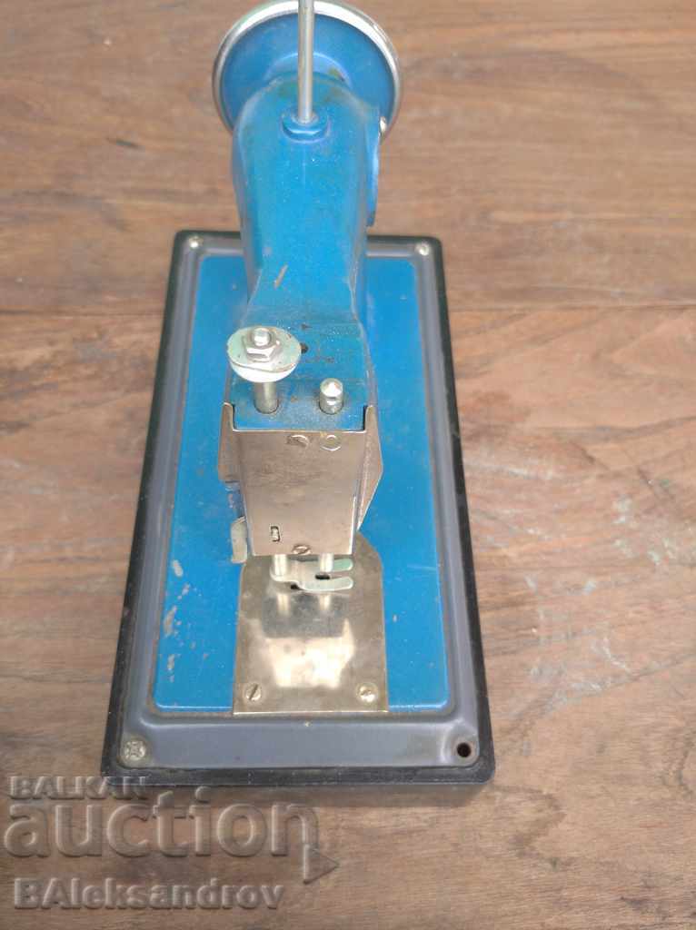 Delivery of Metal children's sewing machine