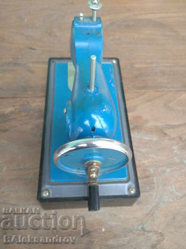Metal children's sewing machine - 5