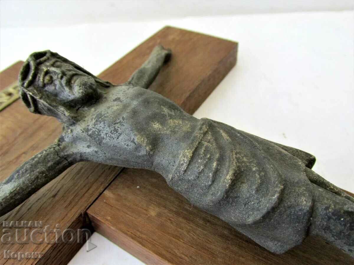 Cruce mare veche, crucifix de perete cu preț € 55.00 | 107.57 BGN