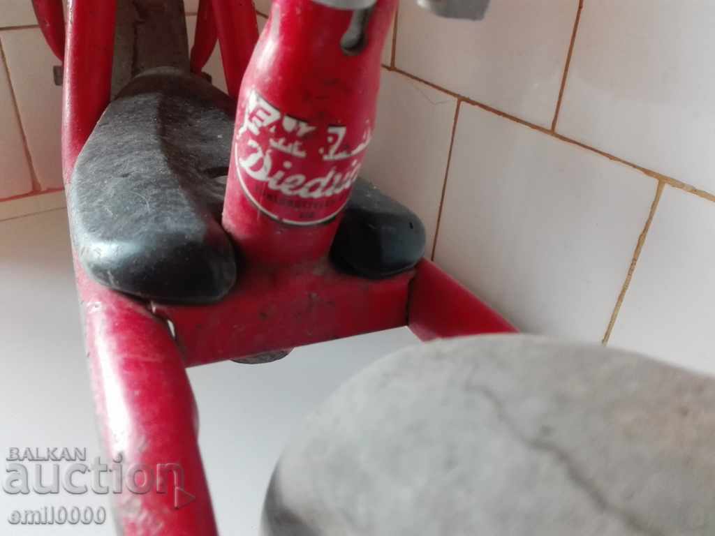 Παλιά παιδικά ποδήλατα (σκούτερ). με τιμή 24.99 BGN | € 12.78 Παλιά παιδικά ποδήλατα (σκούτερ). με τιμή 24.99 BGN | € 12.78