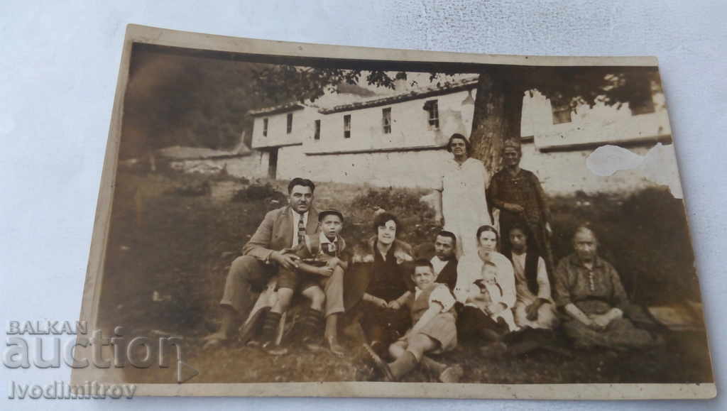 Φωτογραφία Άνδρες και γυναίκες μπροστά από το μοναστήρι του Αγ. Παντελεήμονα 1926