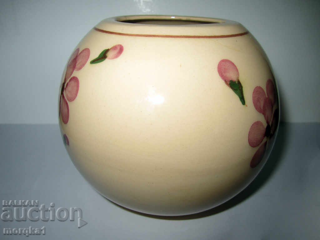 Delivery of Dutch spherical ceramic vase with floral motifs Delivery of Dutch spherical ceramic vase with floral motifs