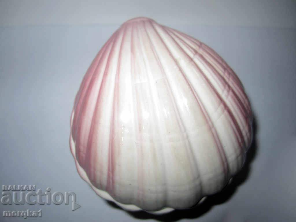 Auction  Box, can, sugar bowl, dish, box of mussels, mussels