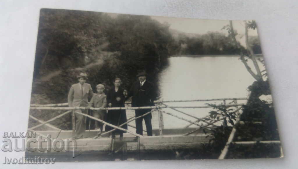 Photo Family by the lake 1932