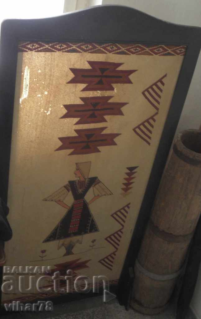 Covor vechi cu cadru cu preț 159.99 BGN | € 81.80 Covor vechi cu cadru cu preț 159.99 BGN | € 81.80