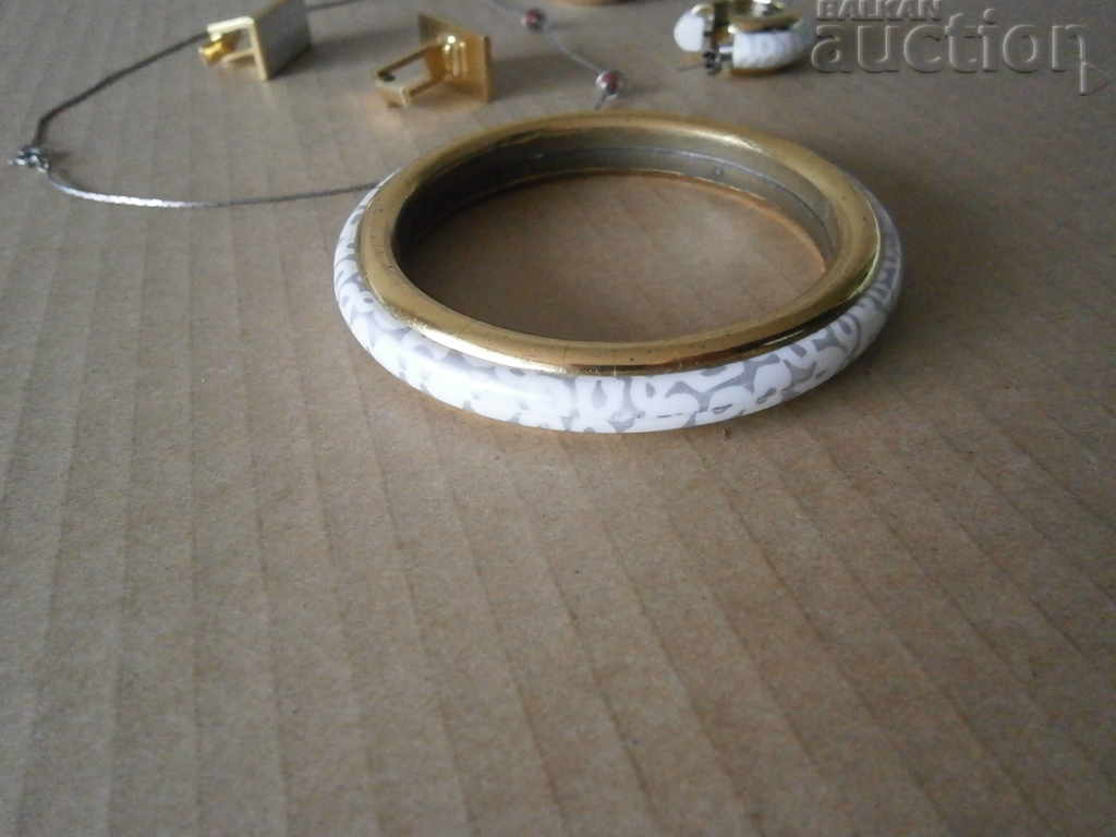 Auction lot of retro vintage jewelry Auction lot of retro vintage jewelry