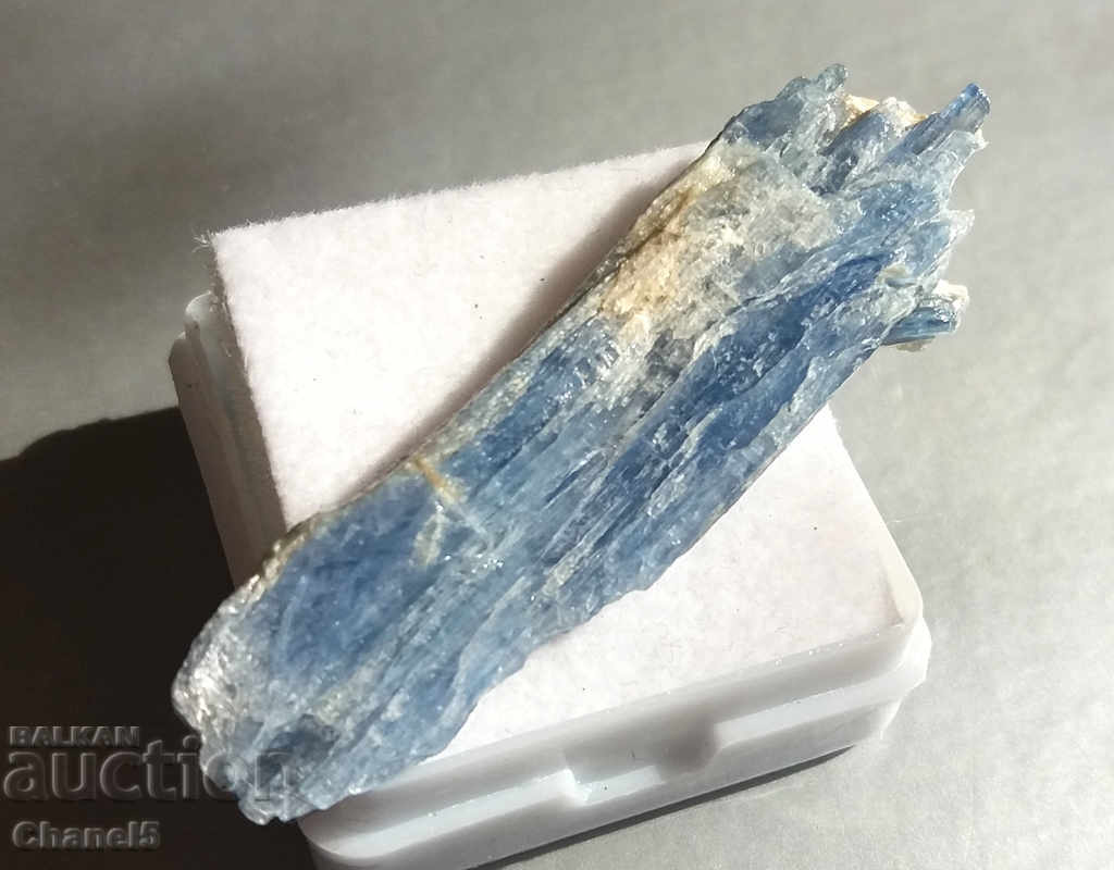 Auction NATURAL RAW KIANITE - 26.25 carats (453) Auction NATURAL RAW KIANITE - 26.25 carats (453)