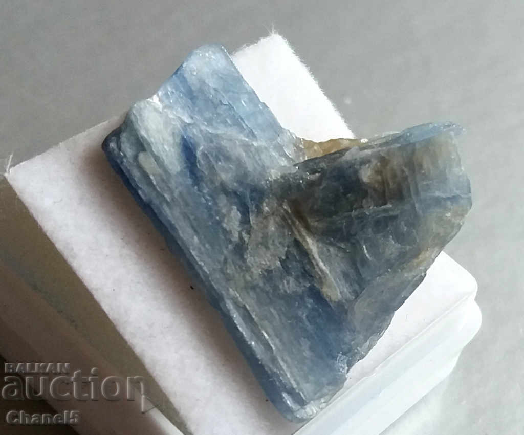 Auction NATURAL RAW KIANITE - 22.30 carats (456) Auction NATURAL RAW KIANITE - 22.30 carats (456)