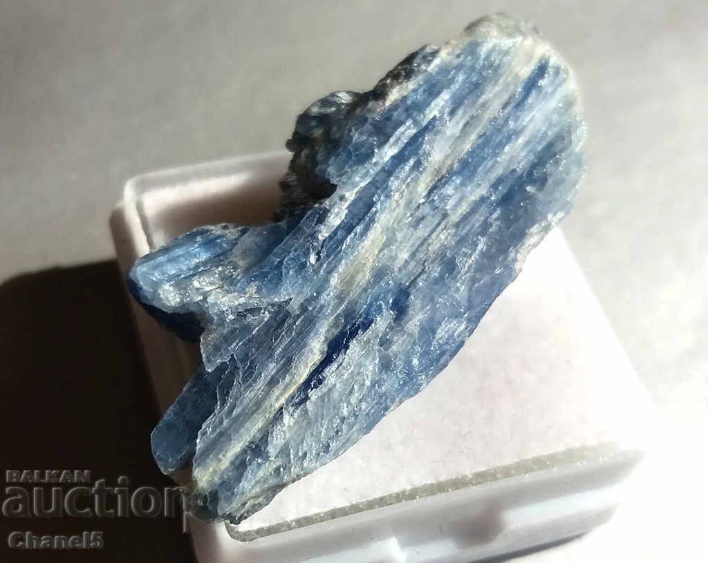 Auction  NATURAL RAW KIANITE - 40.55 carats (458)