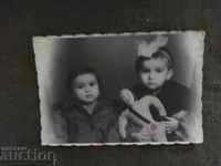 Pentru memoria eternă 1947 - copii cu o păpușă
